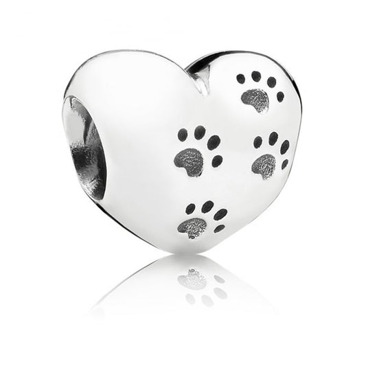 Charm corazón con huellas